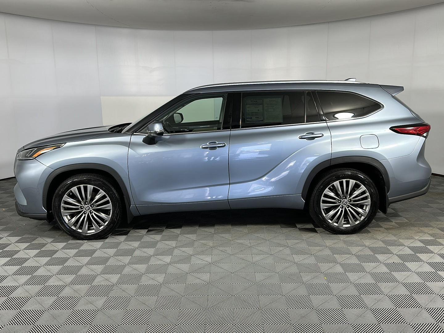 Used 2021 Moon Dust Toyota Platinum image 5