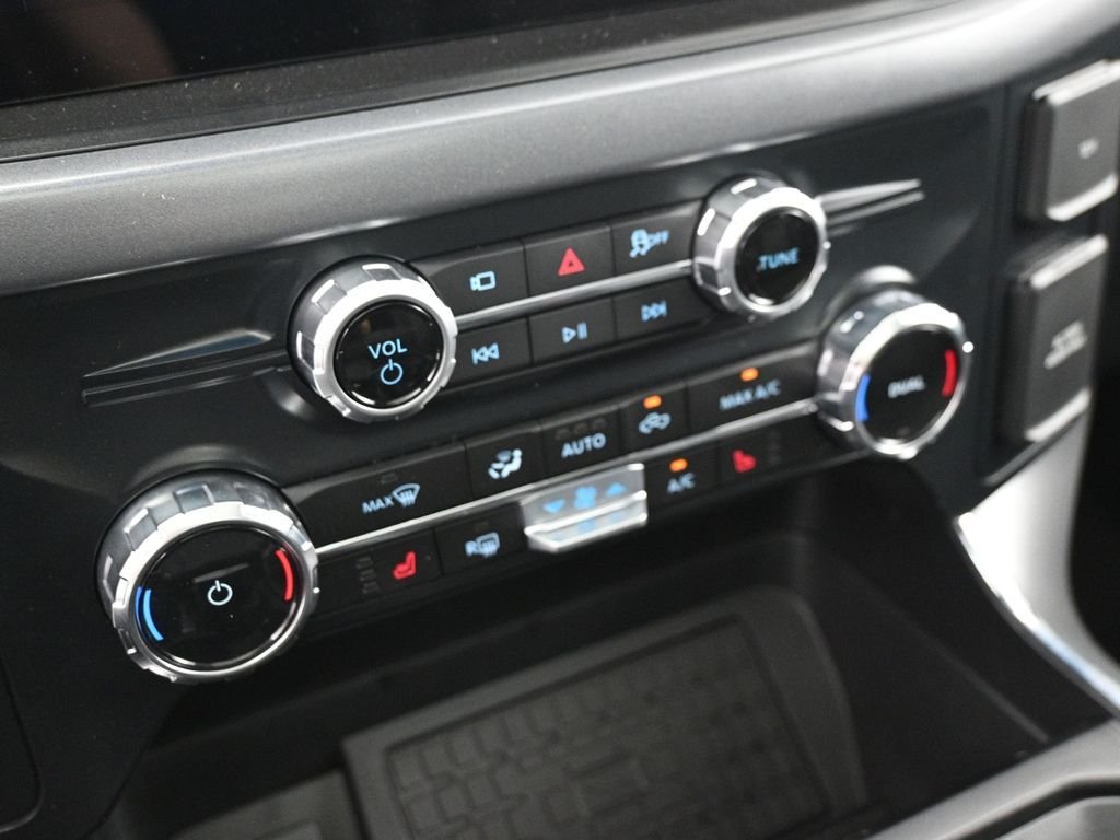 New 2025 Oxford White Ford XLT image 17