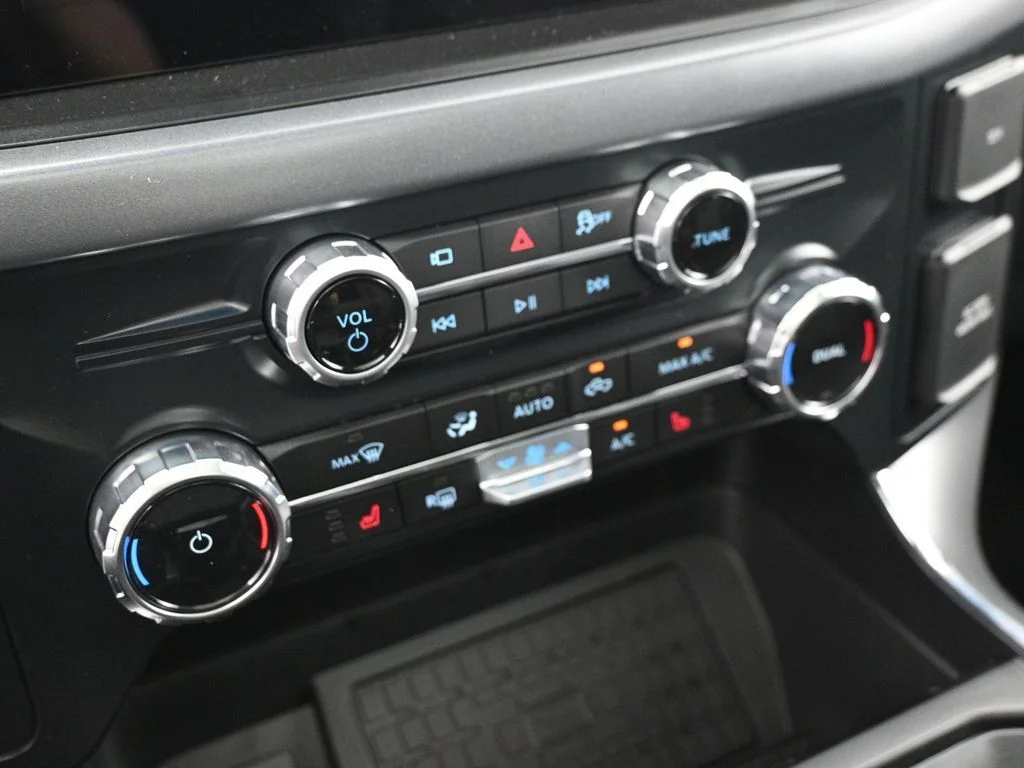New 2025 Oxford White Ford XLT image 17