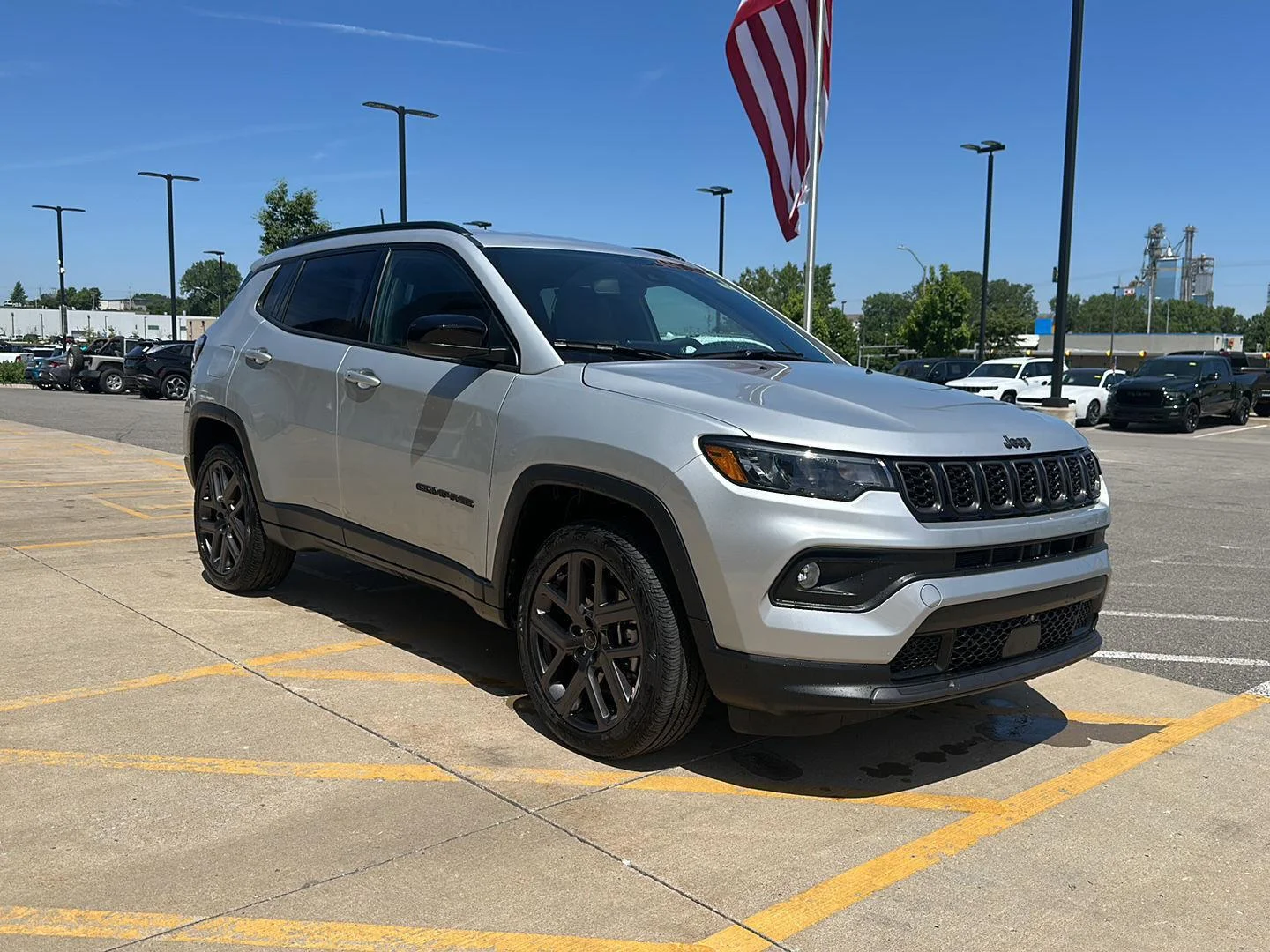 New 2026 Silver Zynith Metallic Clearcoat Jeep Latitude Altitude image 5
