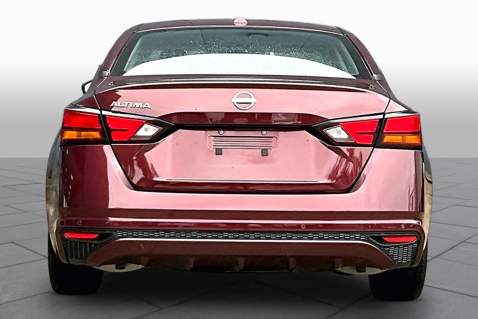 Used 2025 Garnet Pearl Metallic Nissan SV image 5