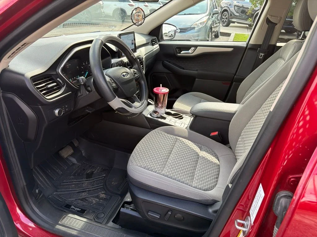 Used 2020 Red Ford SE image 12