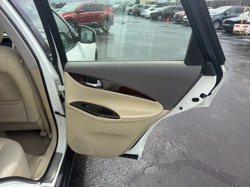 Used 2014 White INFINITI Journey image 46