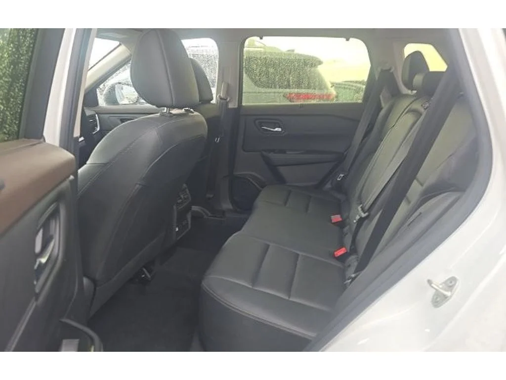 Used 2023 2 Tone White / Black Roof Nissan SL image 9