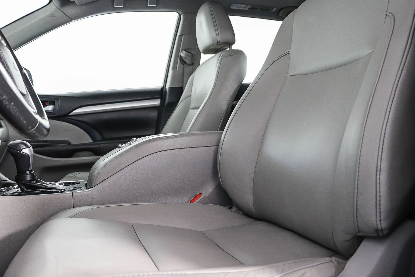 Used 2018 White Toyota XLE image 20