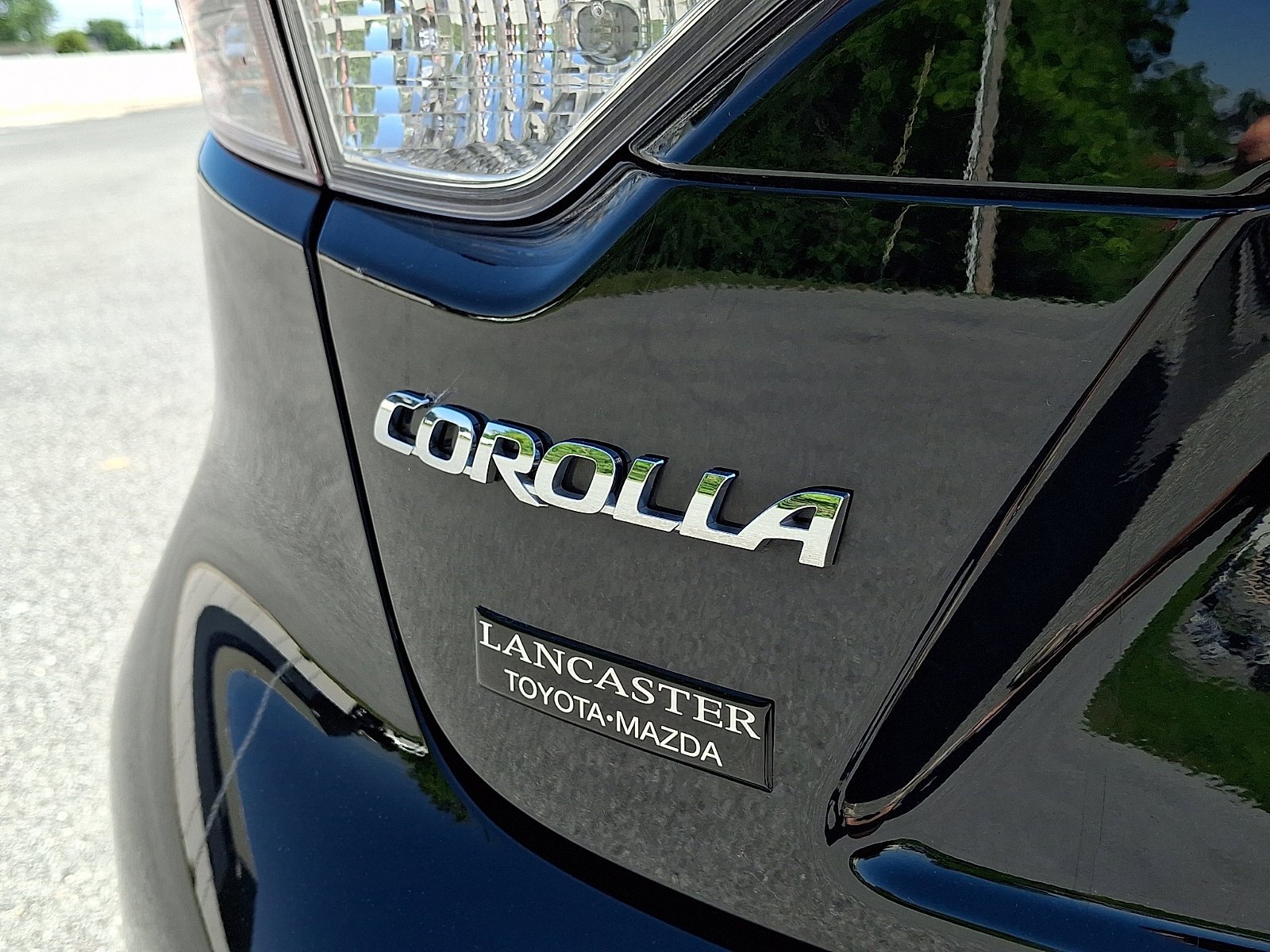 Used 2025 Midnight Black Metallic Toyota LE image 29