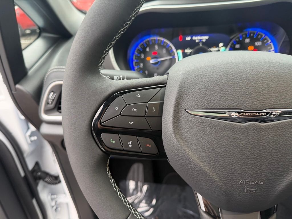 New 2026 Bright White Clear-Coat Exterior Paint Chrysler Select image 18