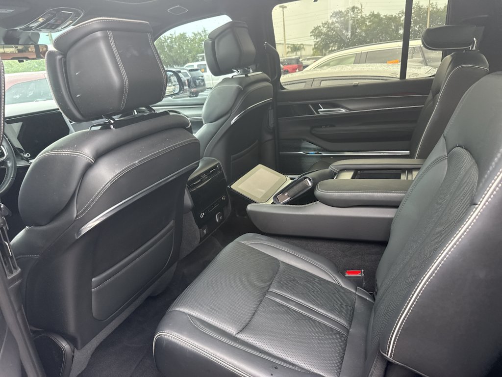 Used 2023 Diamond Black Crystal Pearlcoat Jeep Series II Obsidian image 7