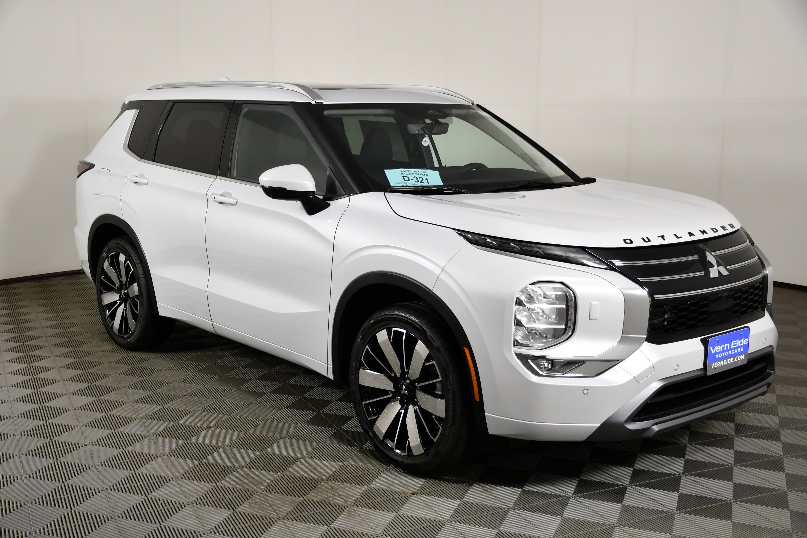 New 2026 White Diamond Mitsubishi SEL image 2