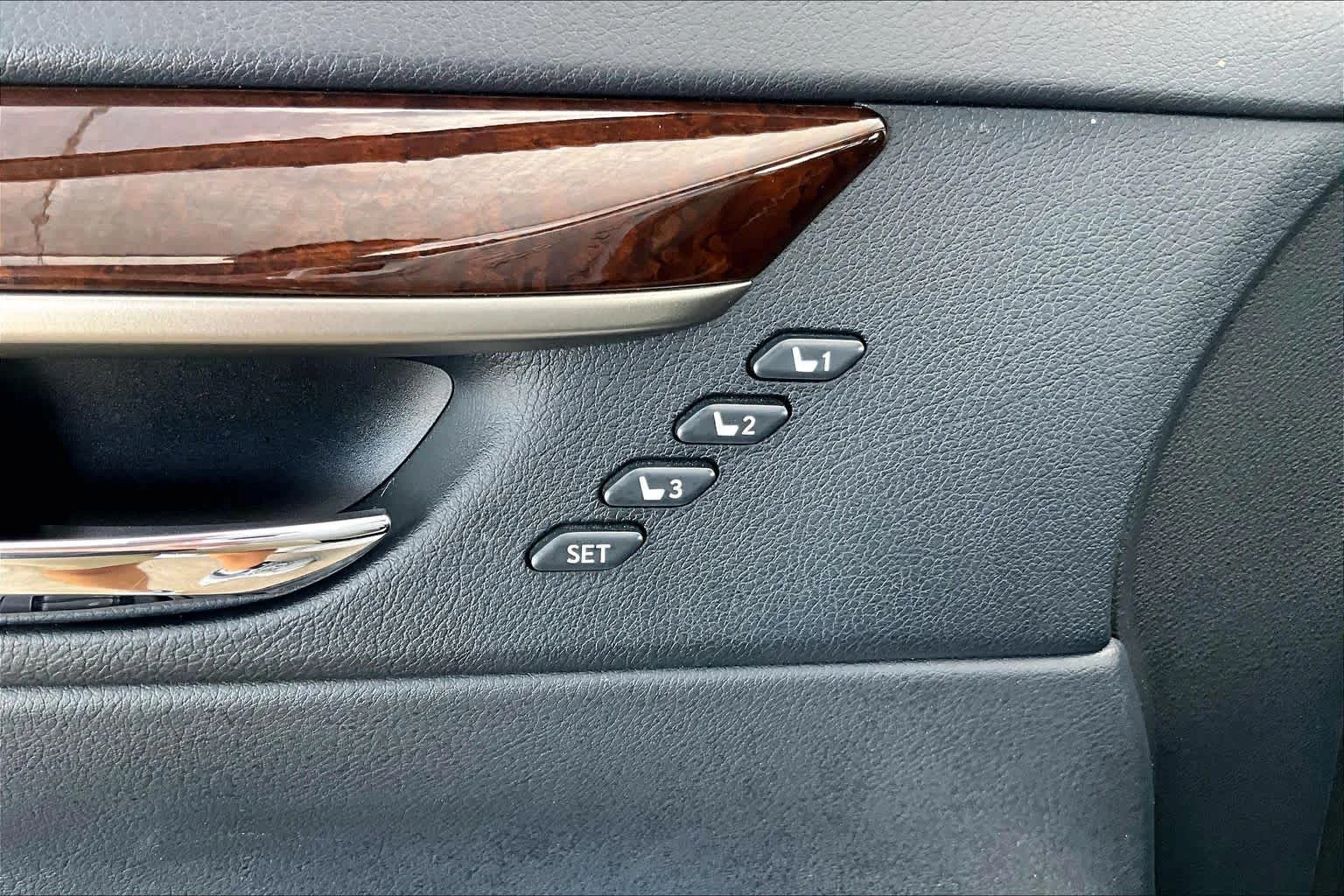 Used 2013 Silver Lining Metallic Lexus 4dr Sdn image 33