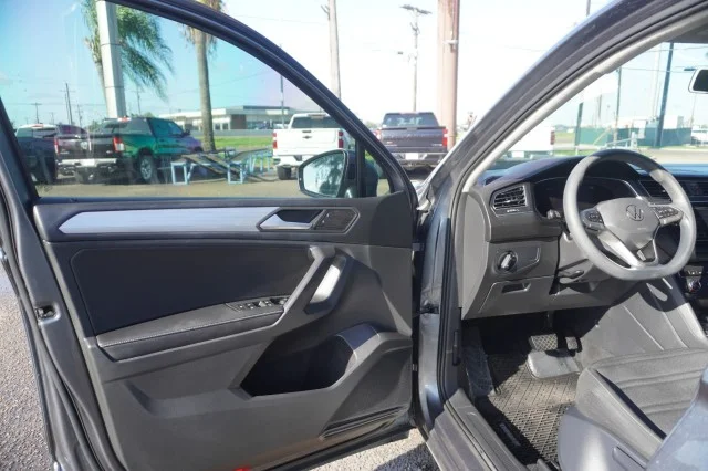 Used 2022 GRAY Volkswagen S image 15
