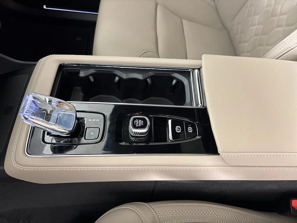 New 2026 White Volvo B6 Plus 7-Seater image 43