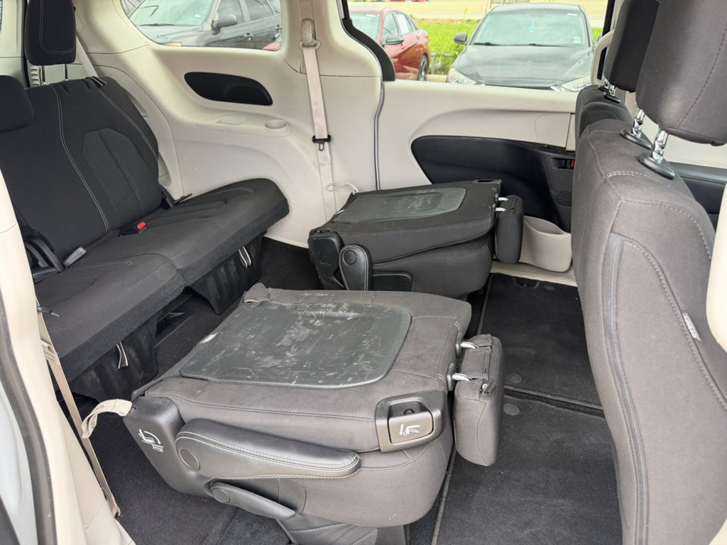Used 2023 Bright White Clearcoat Chrysler LX image 30