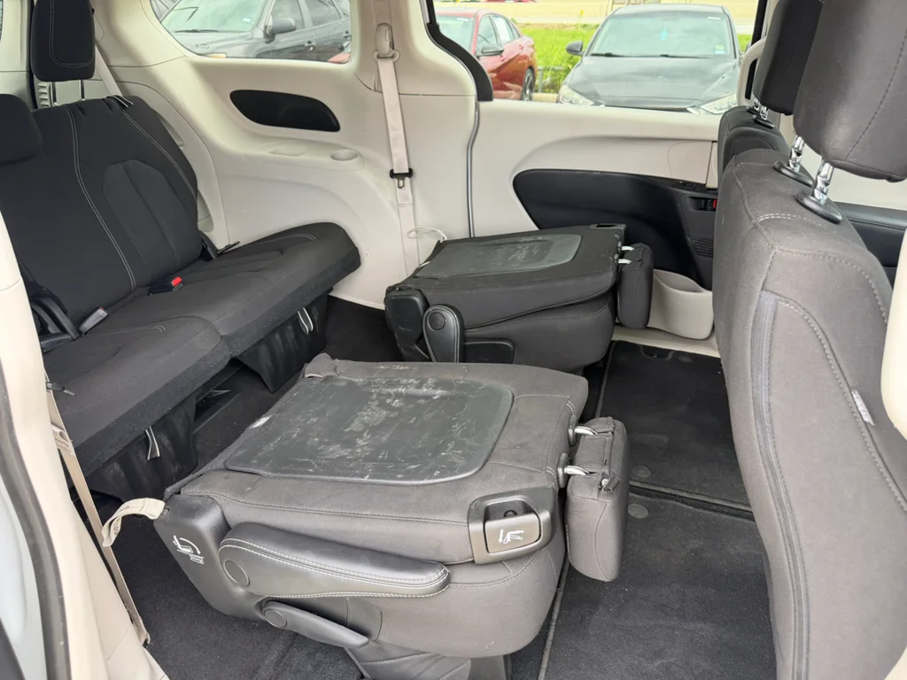 Used 2023 Bright White Clearcoat Chrysler LX image 30