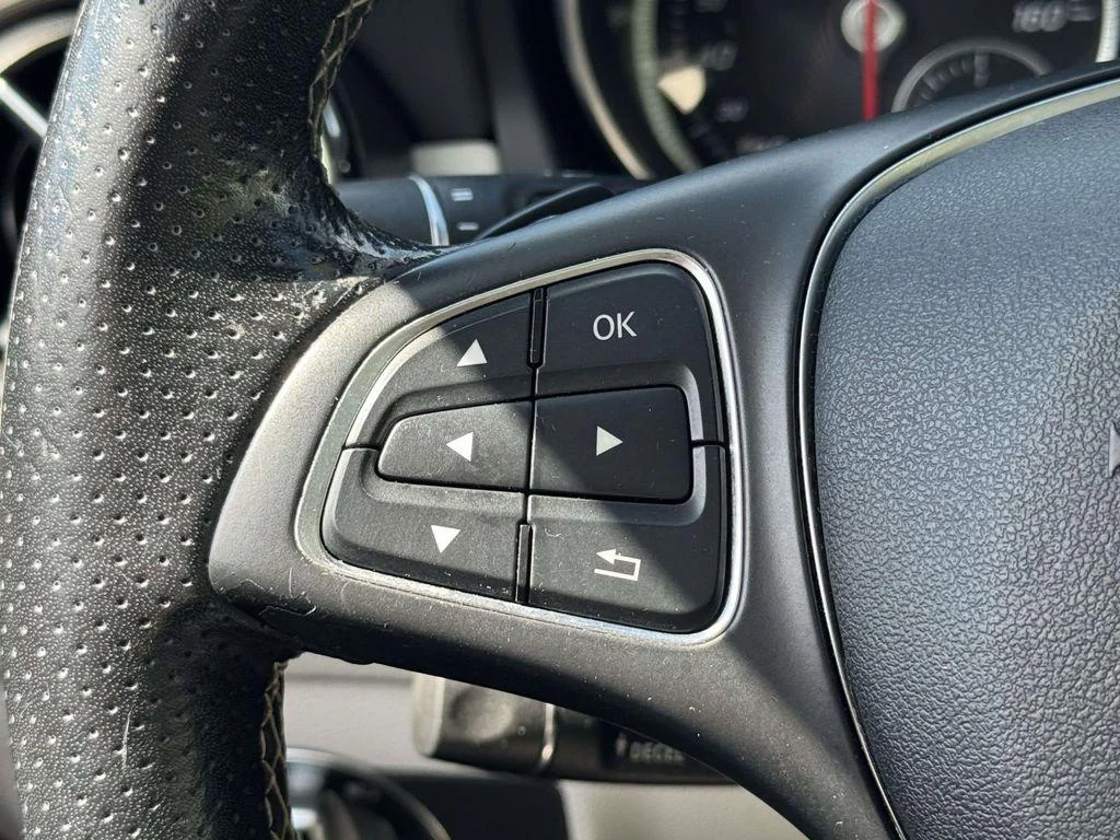 Used 2018 Cavansite Blue Metallic Mercedes-Benz 4MATIC® image 17