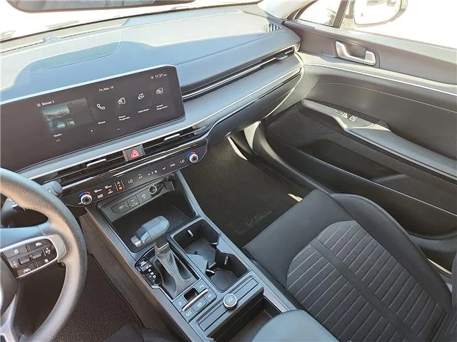 Used 2025 Snow White Pearl KIA LXS Front-Wheel Drive image 19