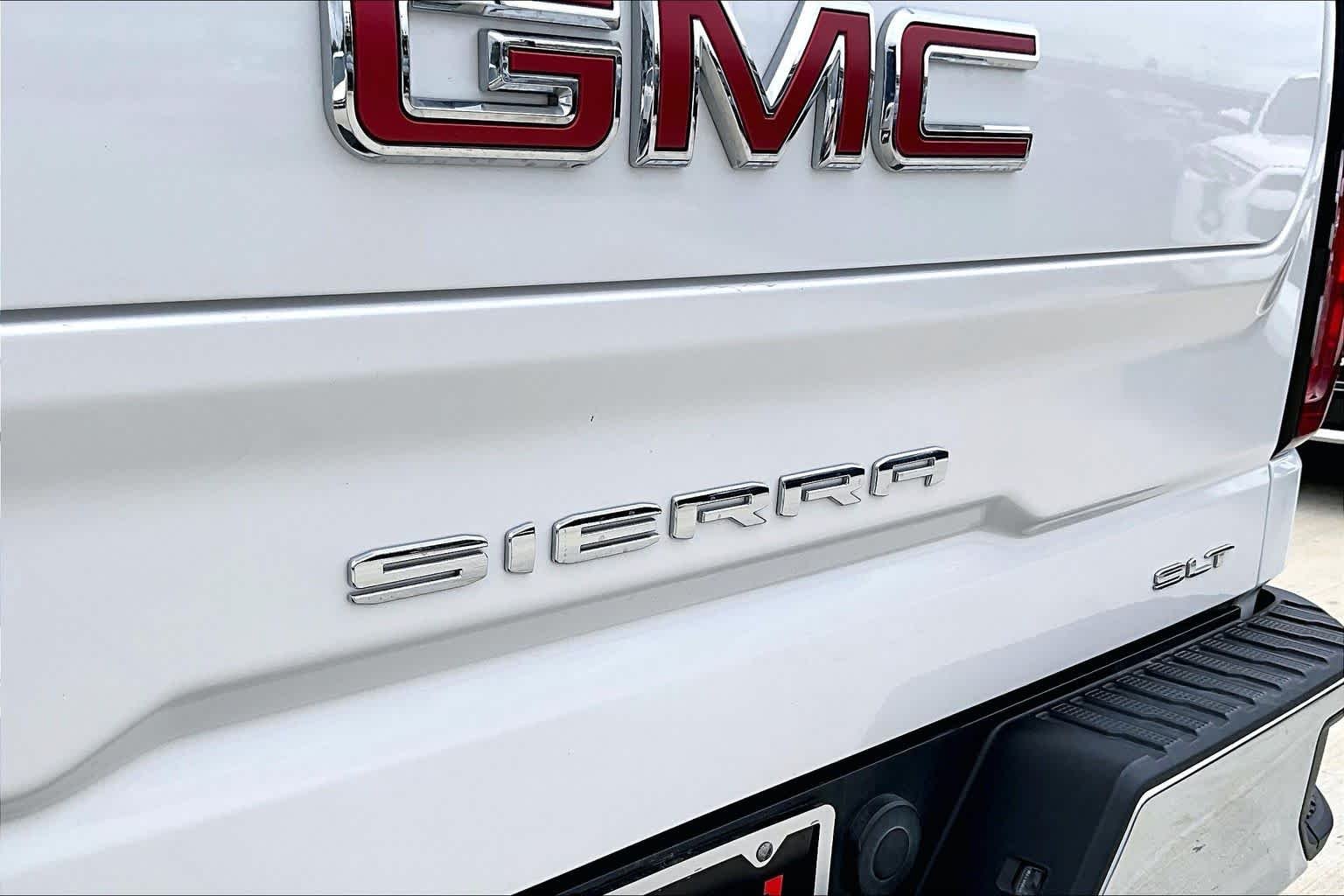 Used 2022 White Frost Tricoat GMC SLT image 30