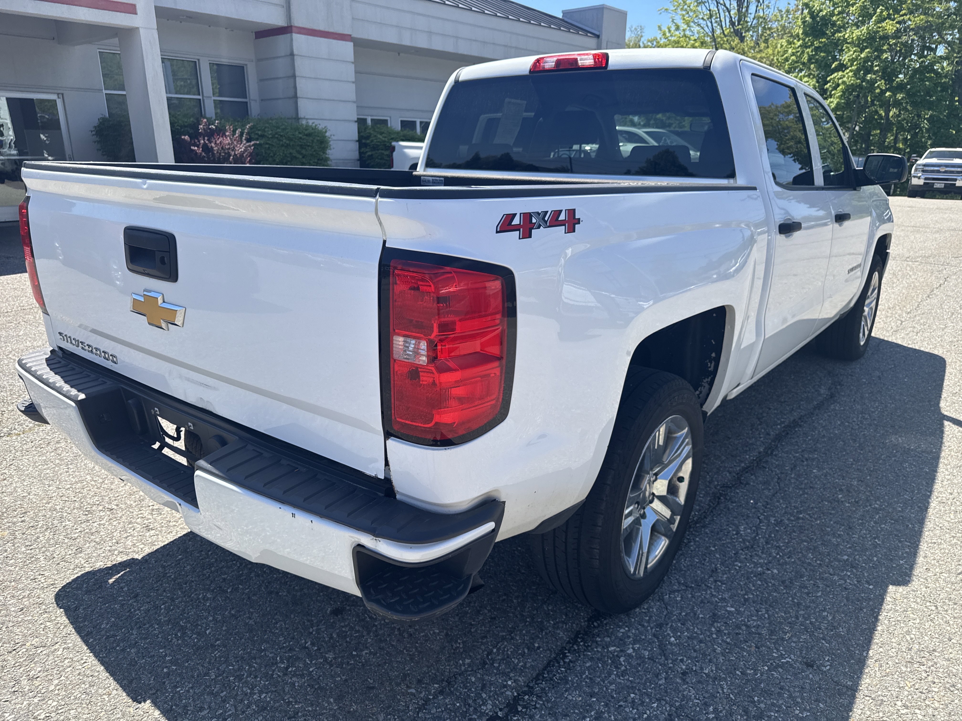Used 2018 Summit White Chevrolet Custom image 7