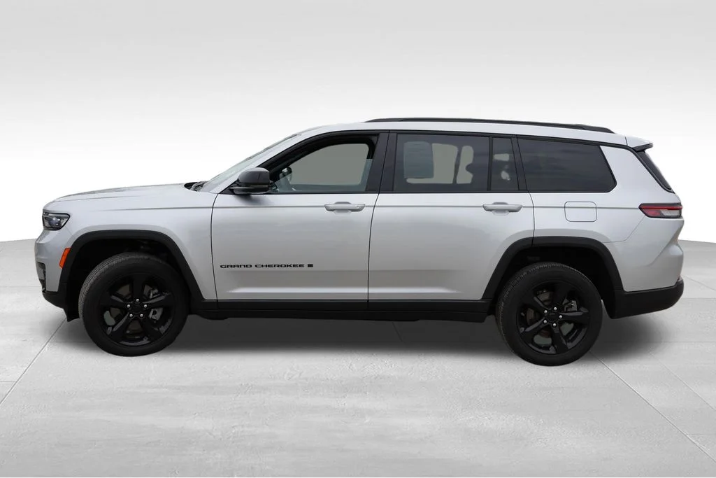Certified Used 2023 Silver Jeep Altitude image 9