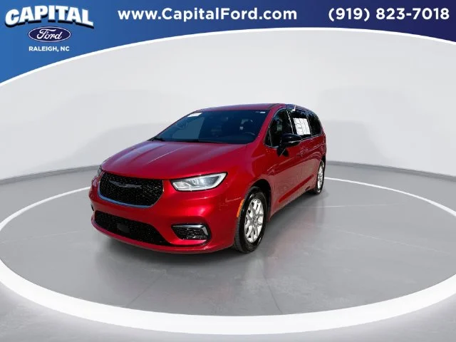 Used 2025 Red Chrysler Select image 4