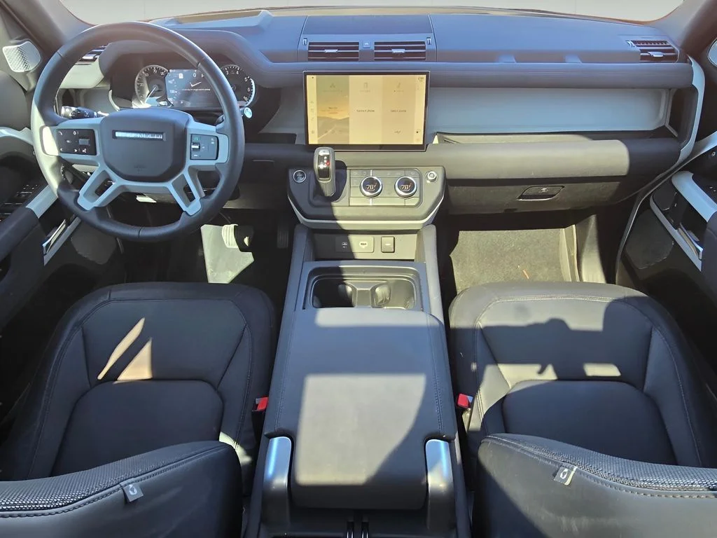 Used 2023 Fuji White Land Rover X-Dynamic SE image 18