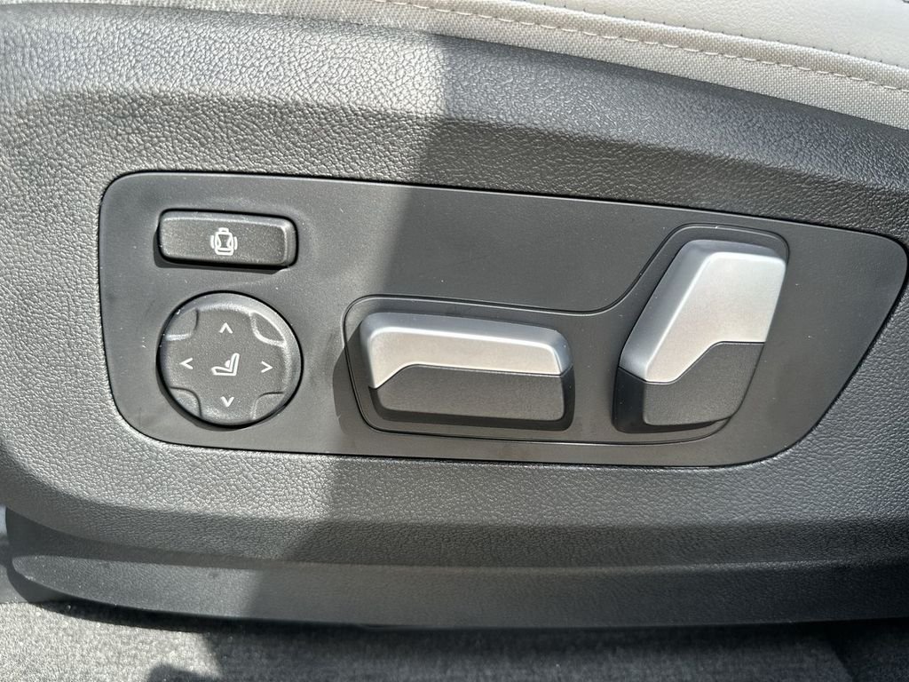 Used 2024 White BMW xDrive40i image 35