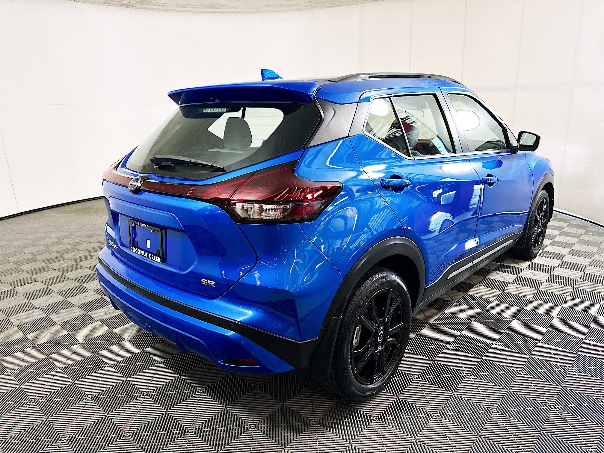 Used 2023 Electric Blue Metallic Nissan SR image 3