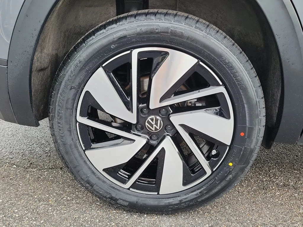 Used 2025 Gray Volkswagen 2.0T SE w/Technology image 8