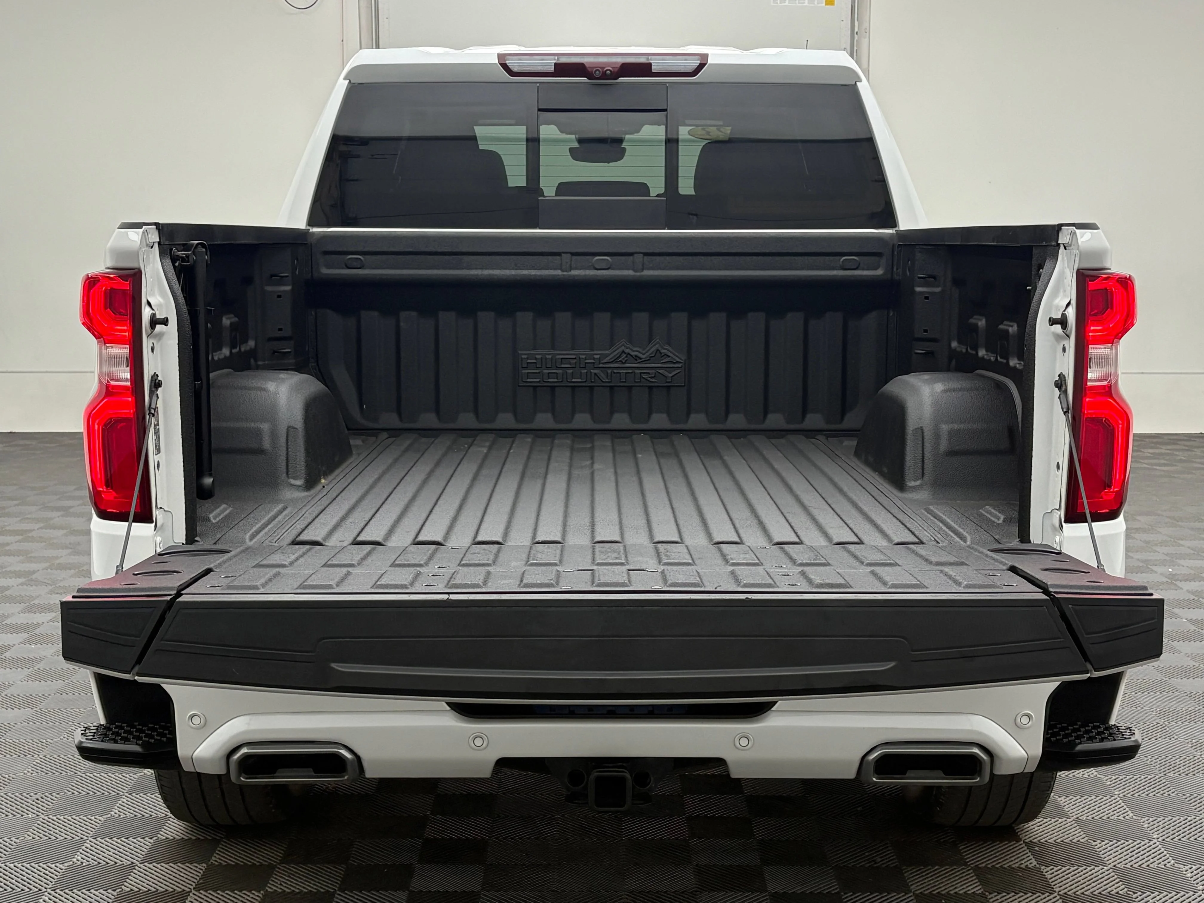 Used 2023 IRIDESCENT PEARL TRICOAT Chevrolet High Country image 12