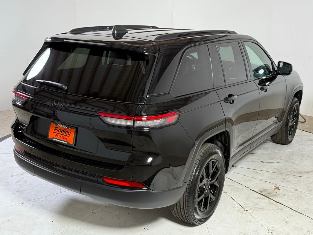 New 2025 Diamond Black Crystal Pearl-Coat Exterior Paint Jeep Altitude X image 7