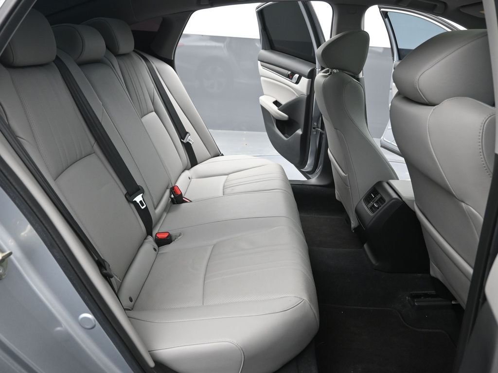 Used 2019 Silver Honda EX-L image 23