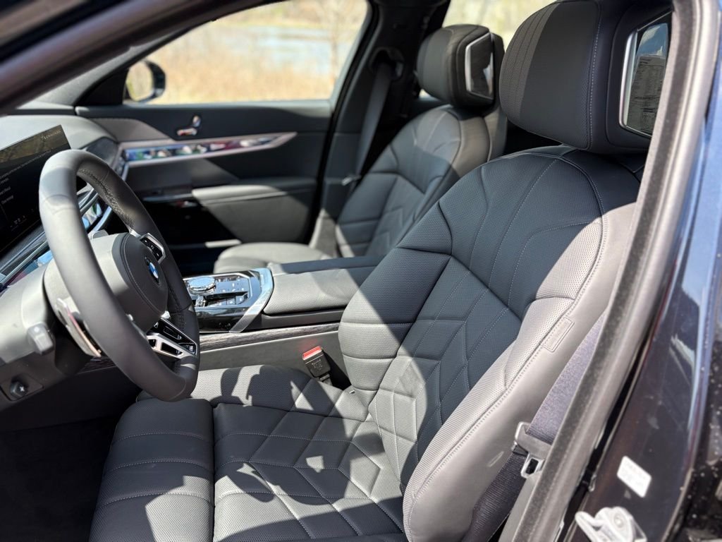 2025 BMW 7 Series 760i - Photo 14