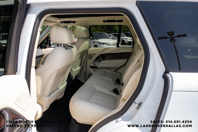 Used 2024  Land Rover SE image 43