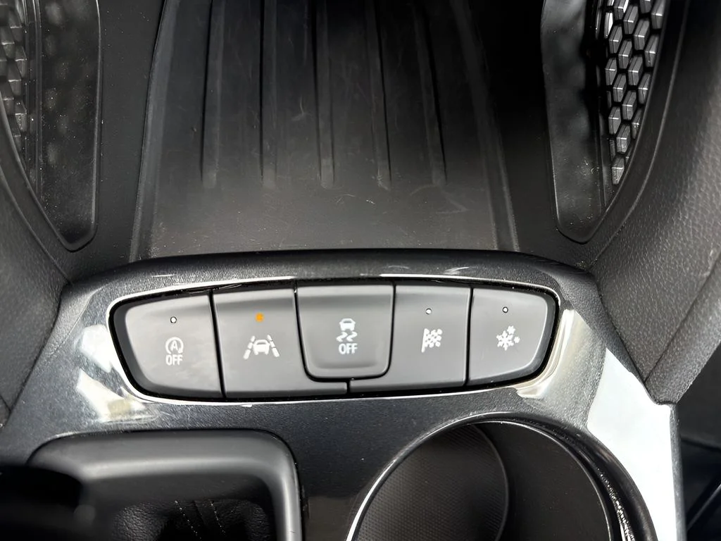 Used 2025 White Chevrolet LT image 21