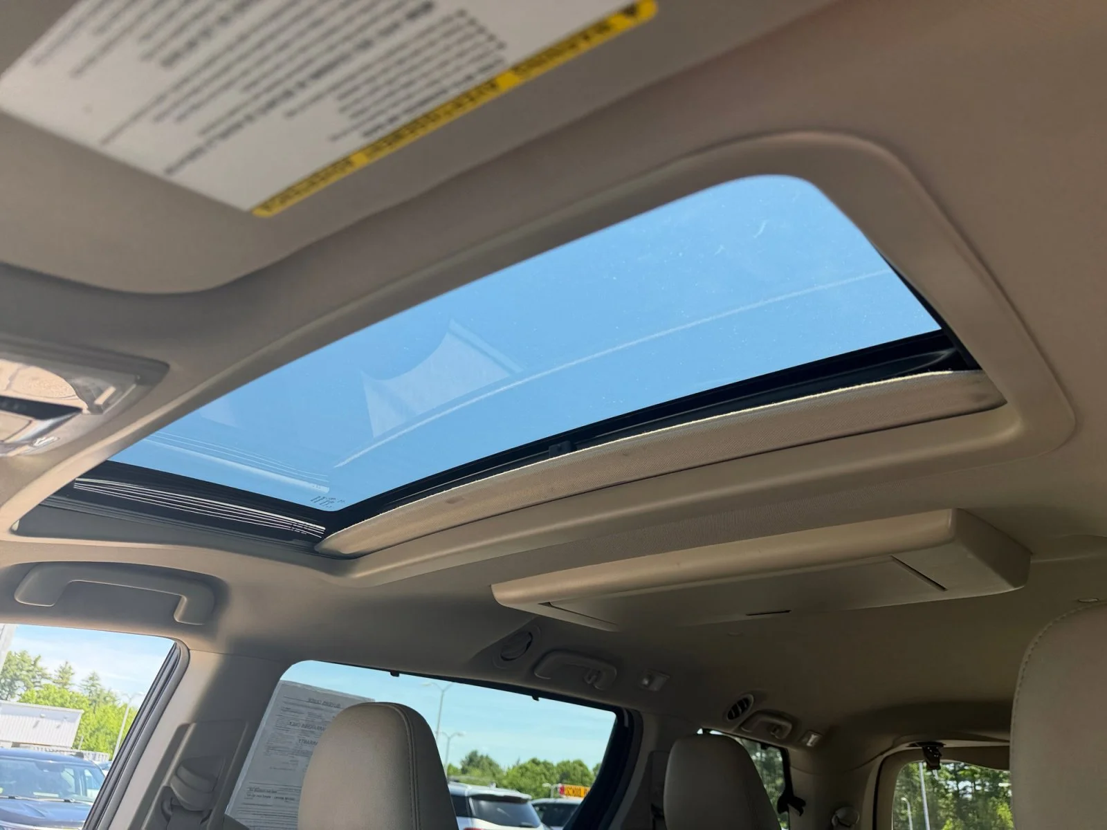Used 2018 Super White Toyota XLE Premium image 26