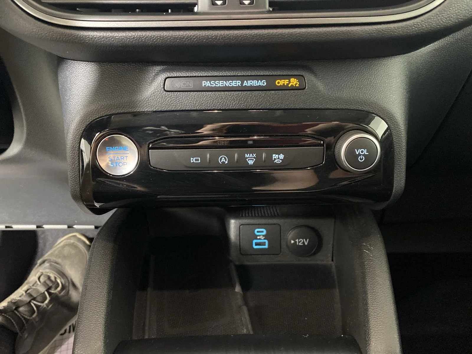 Used 2023 Vapor Blue Ford Active image 24