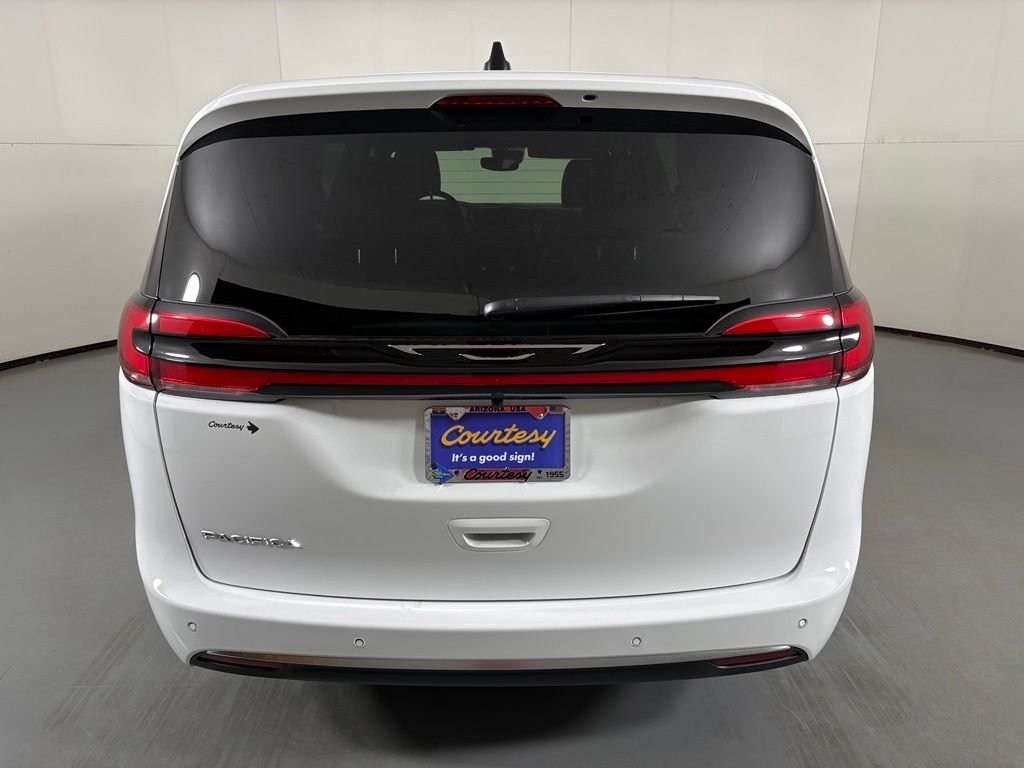 New 2027 Bright White Clear-Coat Exterior Paint Chrysler Select image 7
