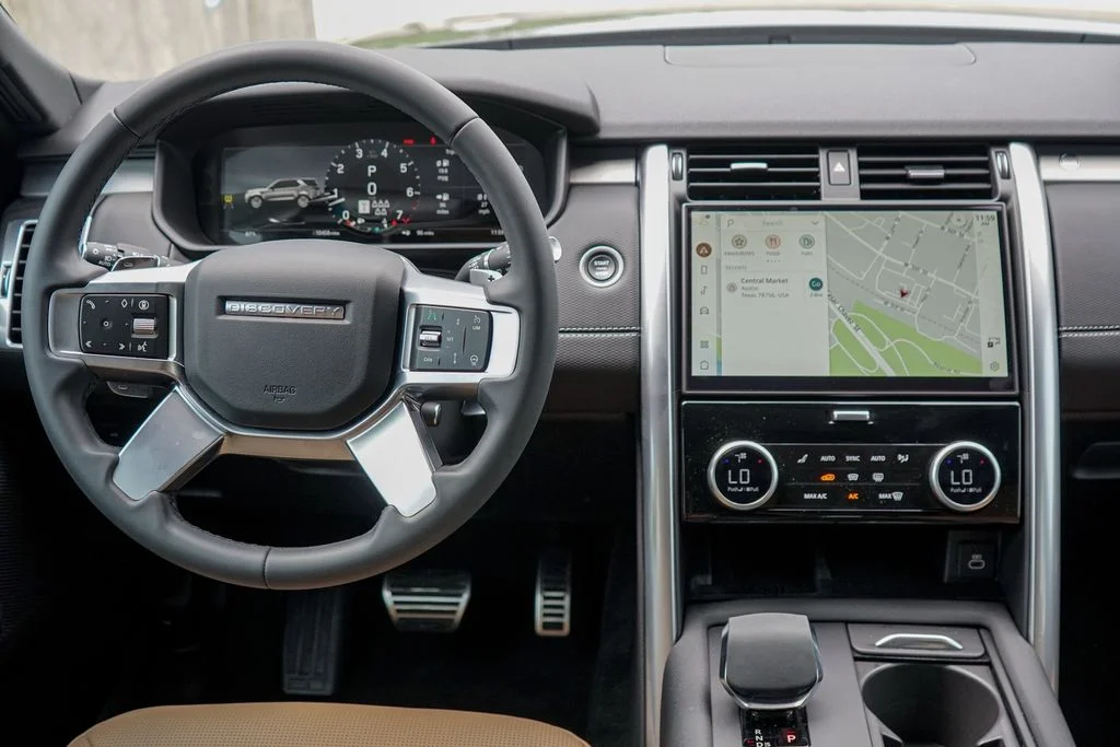 Used 2025 Black Land Rover Dynamic SE image 29