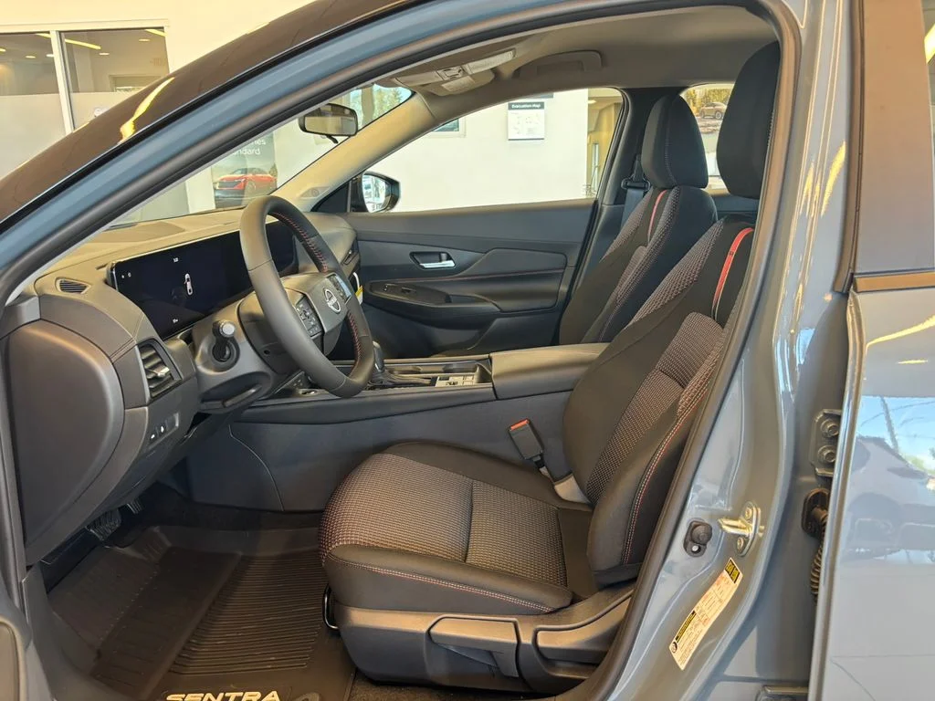 New 2026 Atlantic Gray Metallic / Super Black Two-tone Nissan SR image 14
