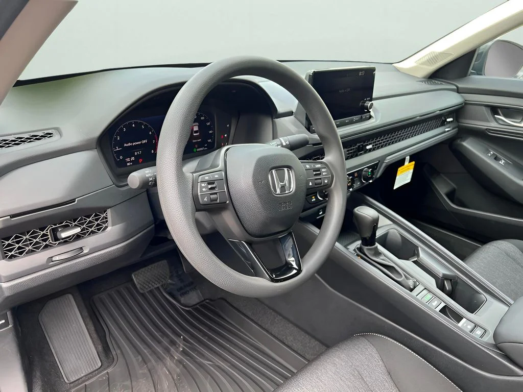 Used 2025 Urban Gray Pearl Honda SE image 11