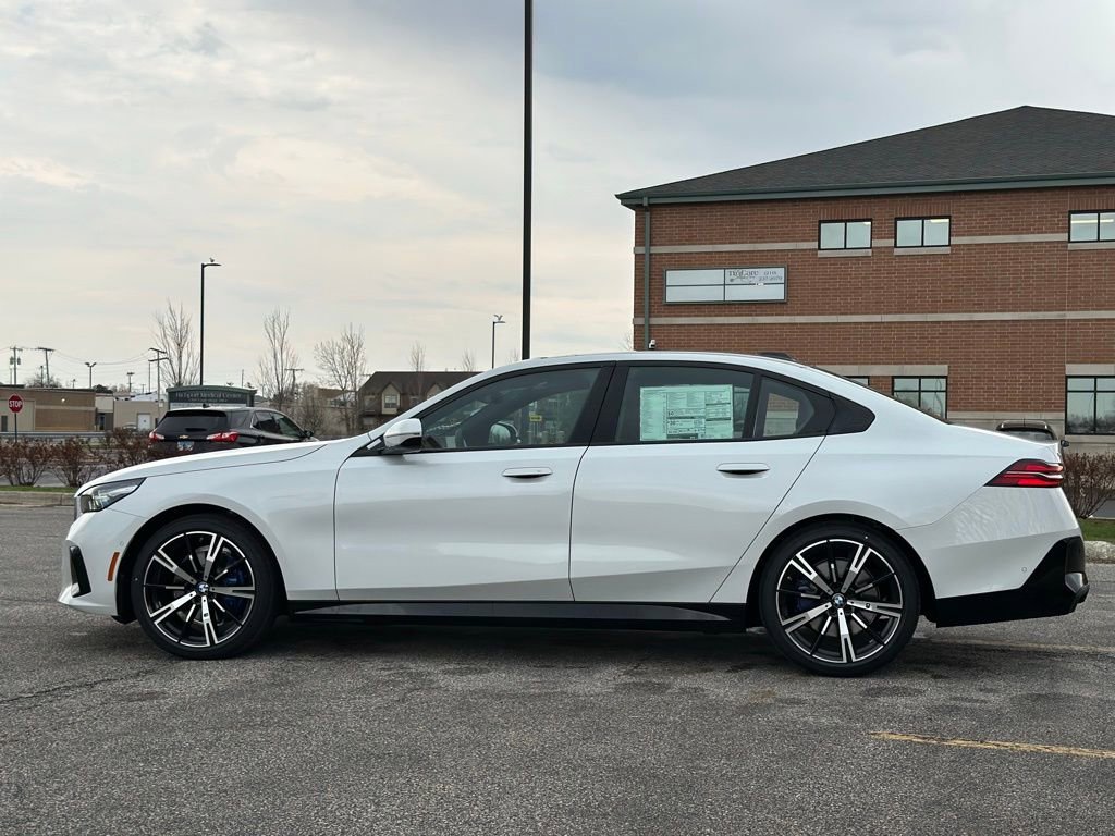 New 2026 Mineral White Metallic BMW 530i xDrive image 4