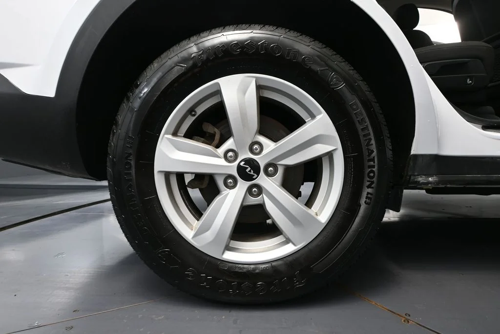 2023 Kia Sorento LX - Photo 13