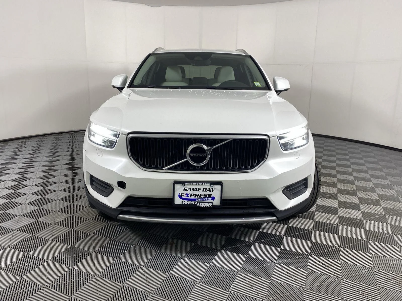 Used 2022 Crystal White Metallic Volvo Momentum image 2