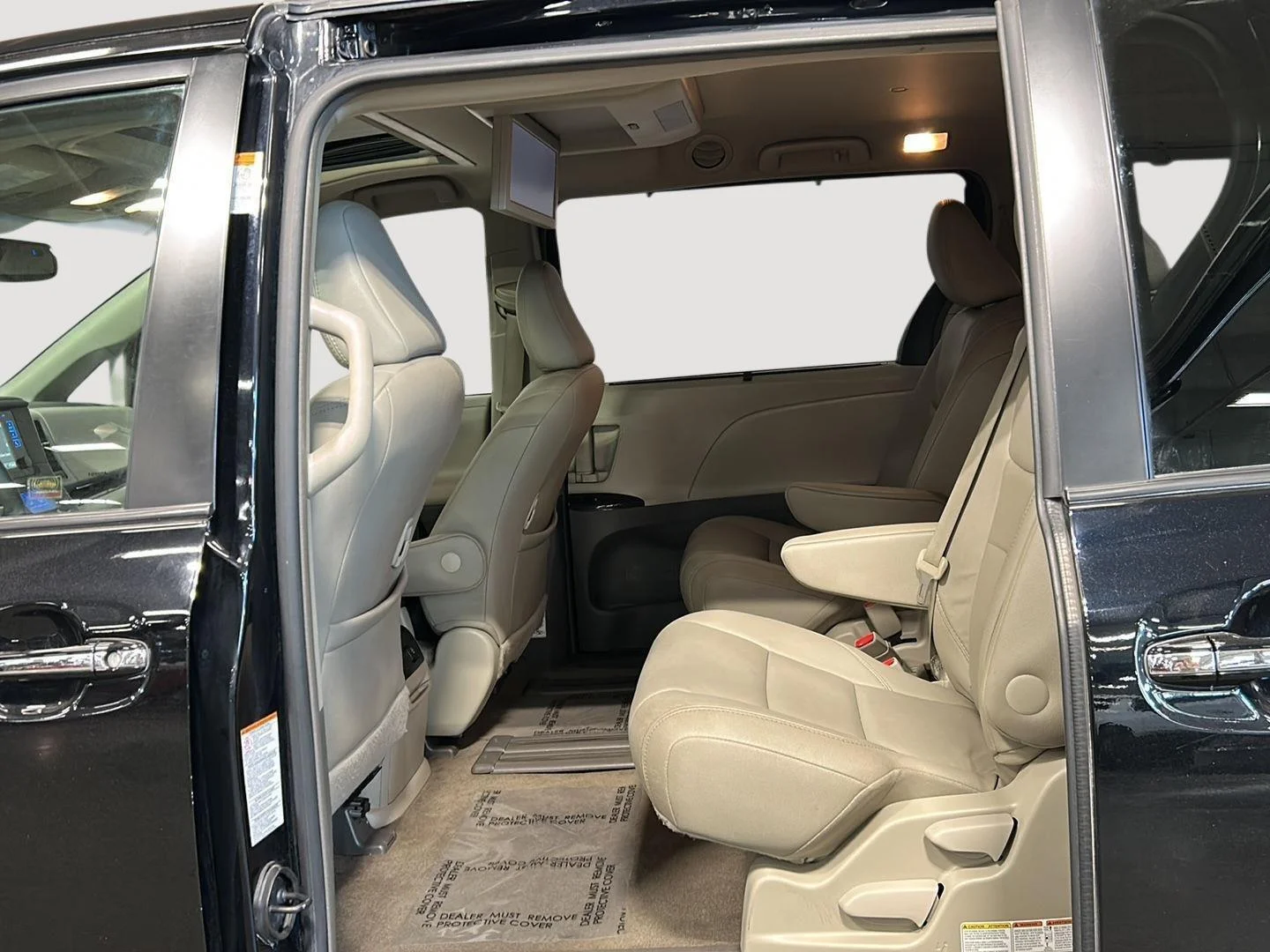 Used 2017 Midnight Black Metallic Toyota XLE Premium image 28