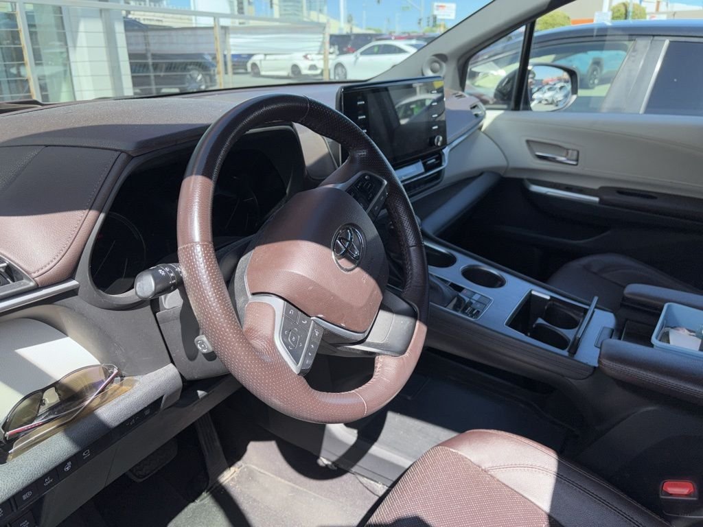 2021 Toyota Sienna Platinum photo 4