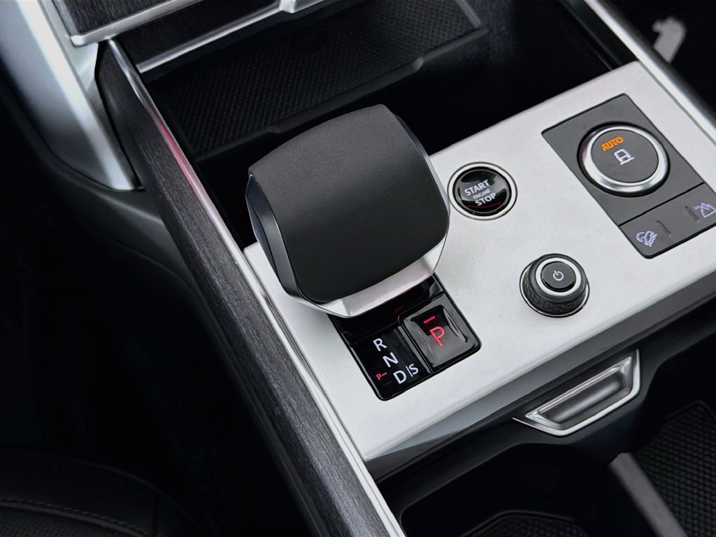 New 2027 Santorini Black Land Rover SE image 17