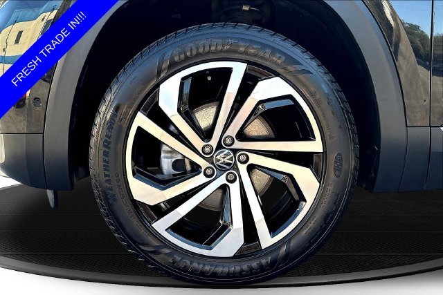 Used 2021 Black Volkswagen SEL Premium image 37