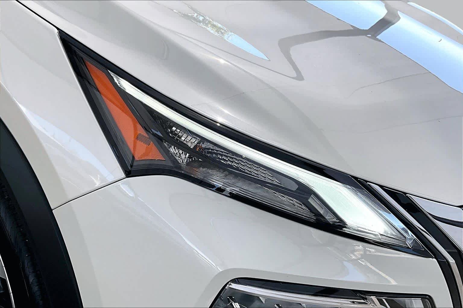 Certified Used 2023 Pearl White Tricoat Nissan SV image 28