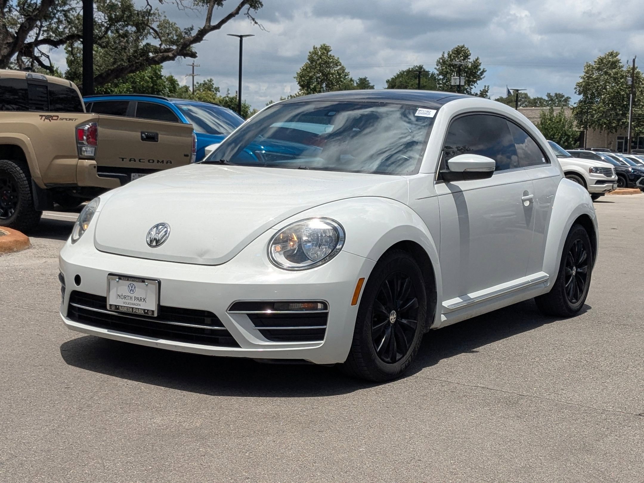 Used 2019 Pure White Volkswagen SE image 7