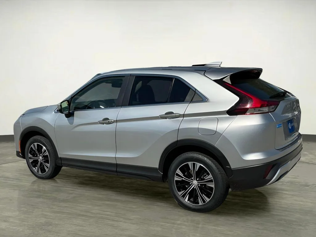Used 2022  Mitsubishi SE image 4
